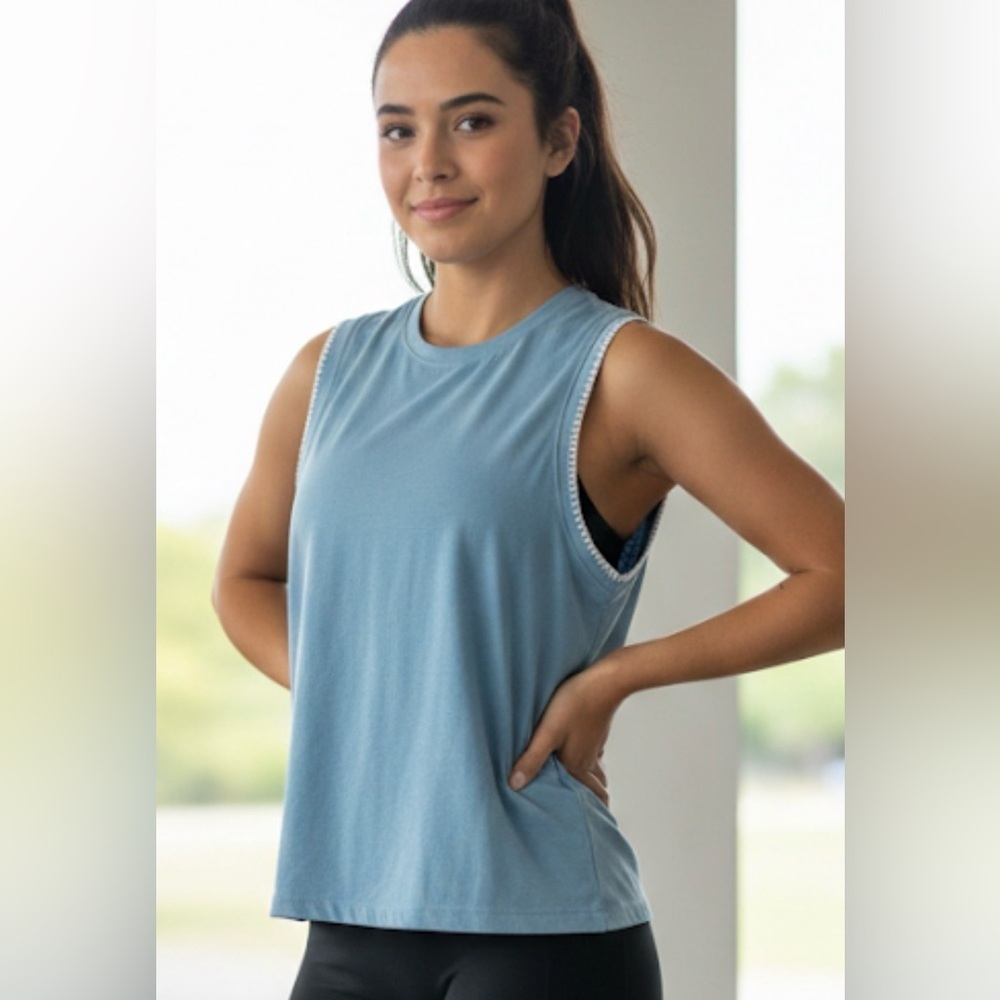 Nike Dri-FIT blue teal top crew neck with white crochet trim along armholes Sz M